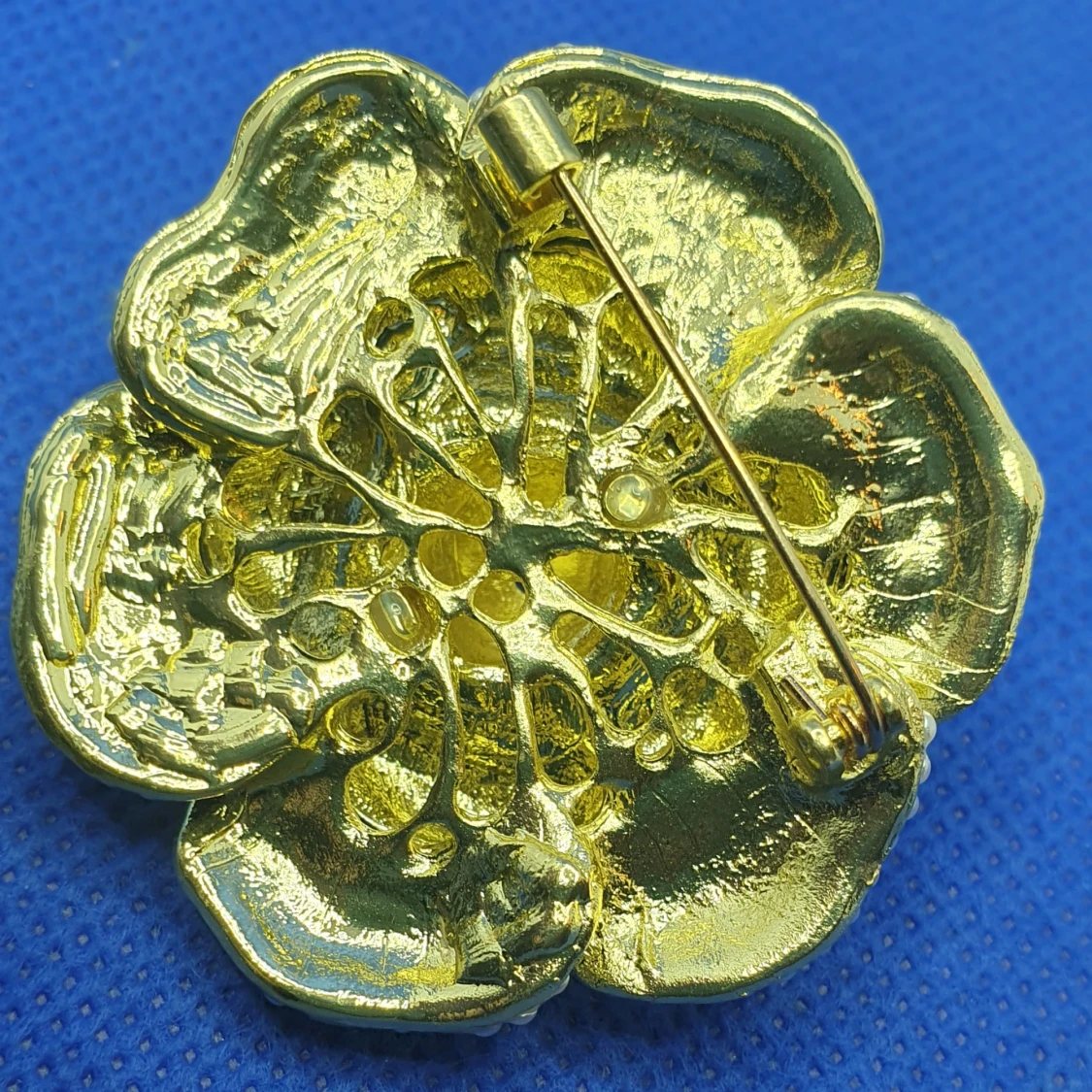 Brosch - Stor Kamelia i svart - 92