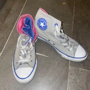 Jättecoola converse som tyvärr är för små för mig!! Jättefint skick då jag knappt använt dem💝