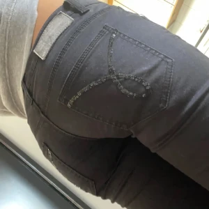 Calvin klein jeans💕  - Storlek 27w 34L men skulle säga att dem är små i storlek💕 svarta calvin klein jeans, utsvängda, bootcut💕 Säljer vidare då dem inte passade därav lånade foton💕💕