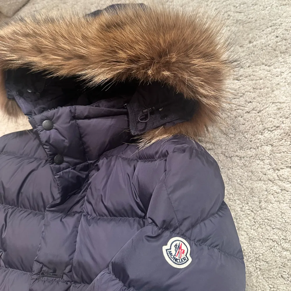 Moncler Cluny som ny! Skick 9.5/10 använd 2 gånger. Pris 9.499kr butikspris 23.990kr, fler bilder kan ordnas.  Storlek 5 passar L/Xl . Jackor.