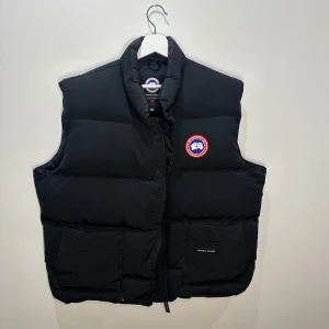 Canada Goose väst  - Canada Goose väst som endast är använd en gång, köpt i Johnells för 7500kr. Som ny från butik, väldigt fint skick!! 🤗pris kan diskuteras.