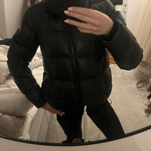 Colmar jacka  - Colmar jacka i bra skick , använd en vinter och inga defekter , säljer då jag är sugen på något annat 💕