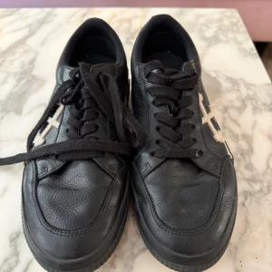 Off-White sneakers - Svarta sneakers i storlek 38