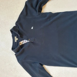 Burberry piké  - As fet långärmad burberry pikétröja som är väldigt stil ren och funkar till de mesta, Den är 164-170 men funkar till längre, eller dem som gillar lite tajtare  Pris går att diskutera 💎