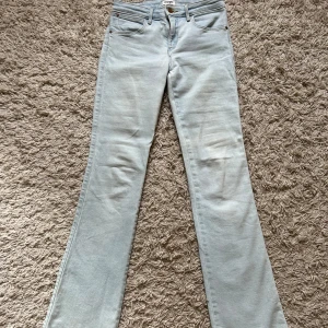 Bootcut jeans  - Såå snygga lågmidjade bootcutjeans från wrangler som tyvärr är för små för mig. Nypris 900!! De är i perfekt skick💞💞midjemåttet är ca 35 cm tvärsöver och innerbenslängden är ca 81 cm