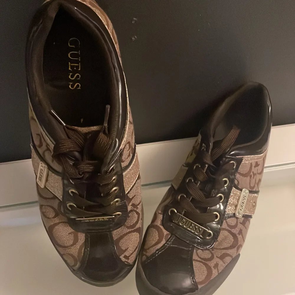 vintage guess skor i storlek 39. Skor.