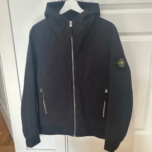 Stone Island Soft Shell jacka - Säljer nu min Stone island jacka som är i storlek M. Priset är ej hugget i sten och vid frågor elr mer bilder så kan ni skriva till mig.