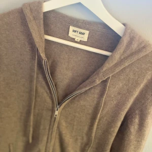 Beige hoodie från Soft Goat - Soft Goat Hoodie i toppskick 9,5/10. Perfekt till höst och vinter. Nypris 3000. 100% Kashmir. Bara att höra av sig vid frågor//Carl