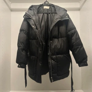 Svart vadderad jacka - Strl 36, oversized så passar även mig med strl 38/40. 