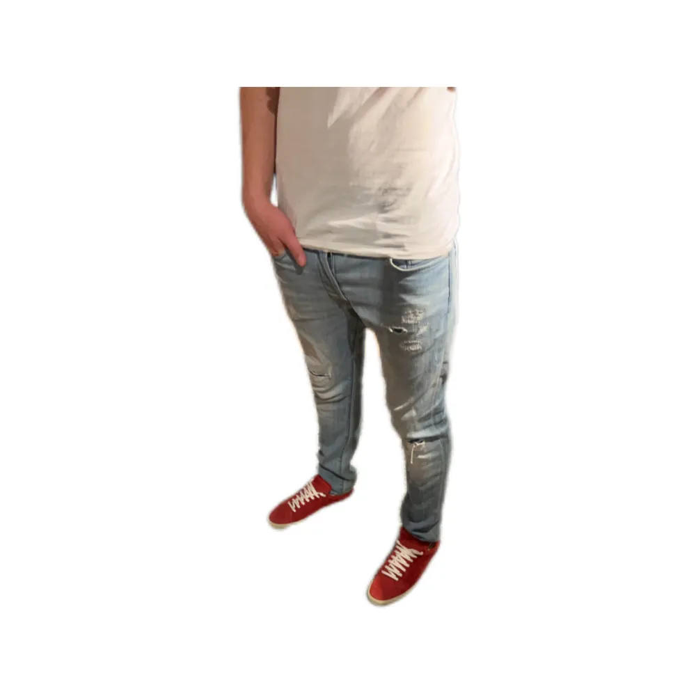 Riktigt snygga Jack and Jones jeans, storlek 31/32. Dom är i slim (modell Glenn) Bra skick. Modellen är 180cm 70kg  För frågor kom privat . Jeans & Byxor.