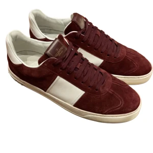 Valentino Flycrew skor - Tja! Säljer nu ett par vinröda Flycrews i storlek 42 för endast 3699kr! Är ej hemma för tillfället så detta är mer av en intressekoll för den som vill ha förtur tills när jag kan frakta dom. Pris är ej hugget i sten, hör av er i dm vid funderingar 🙌