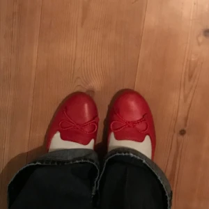 Red ballerina flats - Röda ballerinaskor. Har tecken av användning men är fortfarande i bra skick☺️