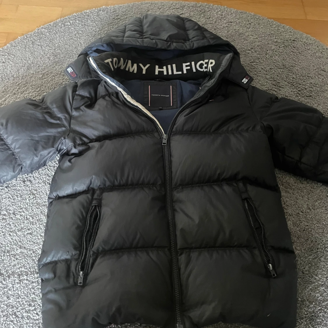 Säljer min Tommy hilfiger svart vinter jacka 