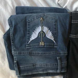 Två par boutcut jeans  - Aldrig använda pga för stora för mig. 