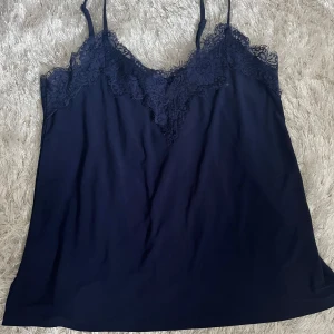 Spets linne  - Skitsnyggt spetskompetens från New Yorker i storlek Xs men passar mig med S också. Finaste mörkblå färgen. Använd 2 gånger💞