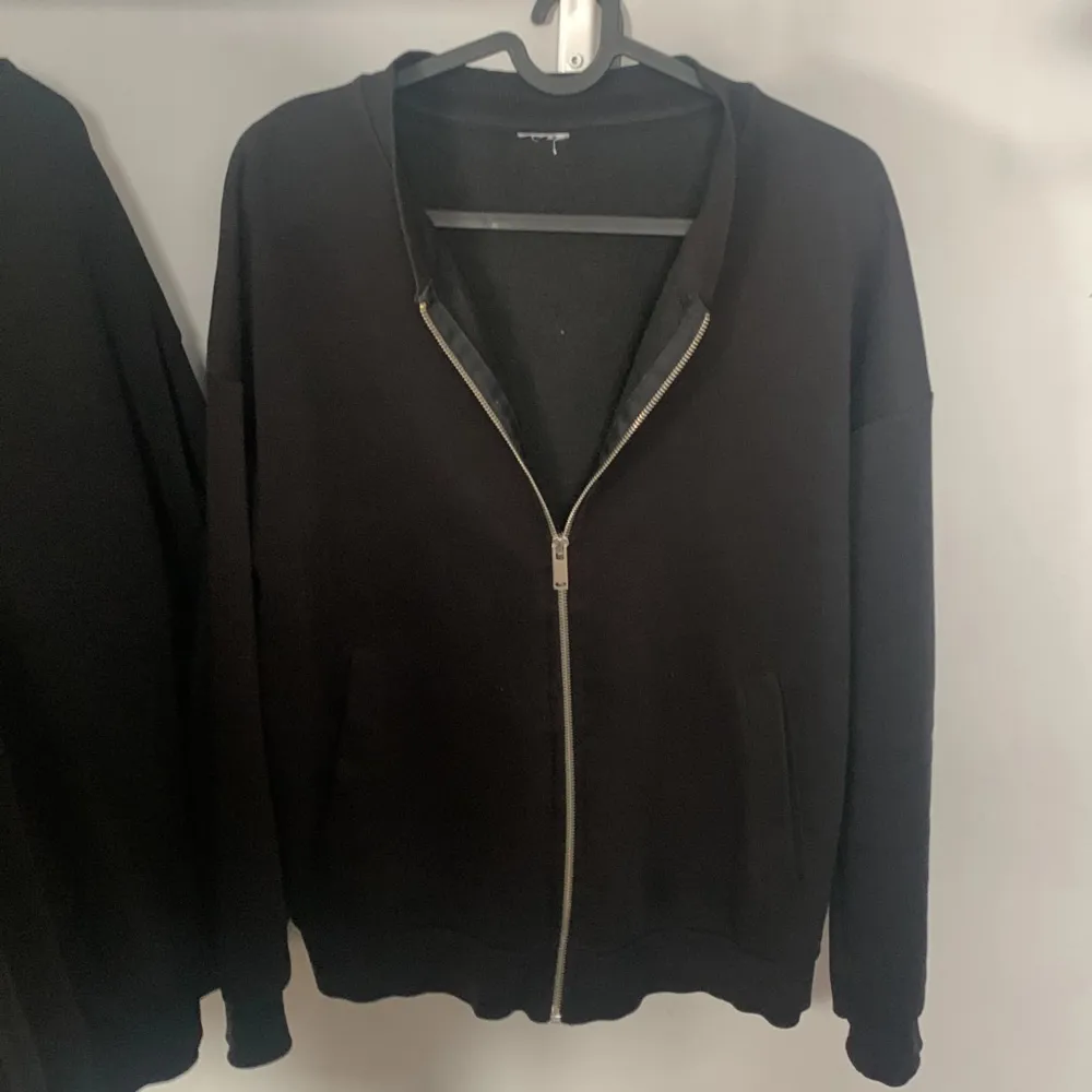 Hallåj! Säljer denna feta fullzip i storlek XS. Passar ca 165-170. Riktigt fet och passar perfekt över T-shirt och skjorta. Lite kort krage men fortfarande riktigt fet. Hade lätt haft på mig den men säljs pga att den är för liten. Pris kan diskuteras. Hoodies.