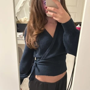 Omlottkofta  - Ursnygg knyttopp helt oanvänd (de är inga noppror de ser bara ut som de i ljuset)❣️❣️❣️