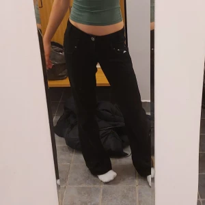 Lågmidjade bootcut jeans - Supersnygga lågmidjade svarta jeans från Amisu, inga defekter alls. Midjemått tvärs över är 37cm och Innerbensläng är 83cm, passar mig som 170cm