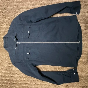 Overshirt  - Rikigt snygg overshirt i jeanstyg perfekt till hösten! Konstigt ljus på bilderna skickar fler vid behov!  Storlek xs 