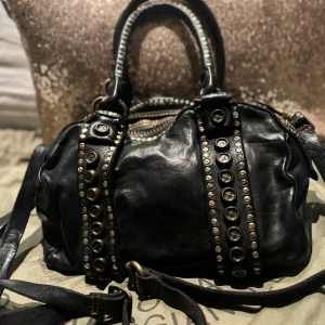 Campomaggi  handväska. Nitar  - Super fin väska! iOS super bra skick  från campomaggi   Brun svart i färgen  