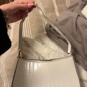 Vit väska - Lite sliten handväska men fortfarande fin och användbar