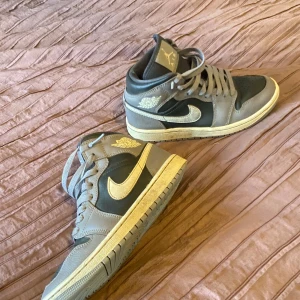 Vinter skor  - Säljer ett par Jordan 1s  Inte använda alls mycket bara när det har varit bra väder ute. Säljs pga behöver ett par nya. Priset kan diskuteras vid snabb och enkel äffar.