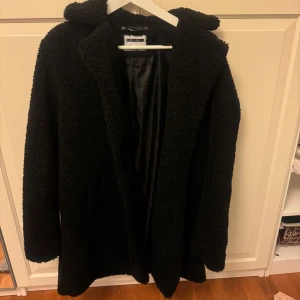 Teddy kappa svart  - Säljer svart teddy kappa 
