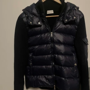 Moncler cardigan  - Använd sparsamt ett par fåtal gånger, skick 10/10. Säljer pga den inte passar min stil Pris går att diskuteras