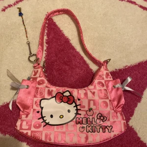 Hello Kitty väska - Liten söt och fin hello kitty väska köpt på Facebook Marketplace för ett år sedan aldrig använd varken av mig eller förra ägaren