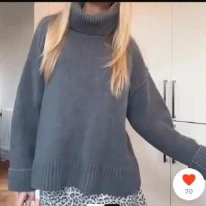 SÖKER - Söker denna tröja från hm💗💗 kom med ett pris om ni skulle tänka er sälja, kan gå till max 350