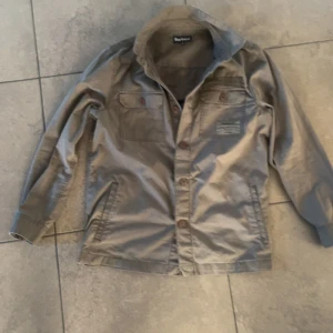 Barbour Field jacket  - Snygg field jacket från Barbour, storlek m och passar mig som är 178 och 75kg. Jackan är nästan helt ny och har inget tecken på användning. Vid fler fundering hör gärna av er😁priset är ej hugget i sten