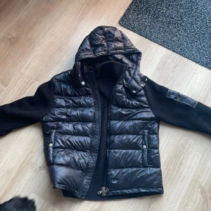 Cardigan moncler  - Den är i storlek m 