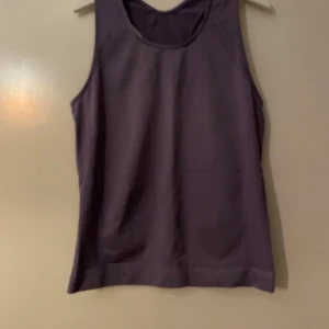 Träningslinne 2 pack - Bra skick  Aldrig andvänd Storlek: 146/152 Från:HM