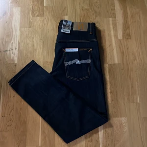 Nudie jeans - Mörkblåa nudie jeans HELT NYA med taggar på. Storlek w31 l30. Skriv om ni har någon fråga eller fundering