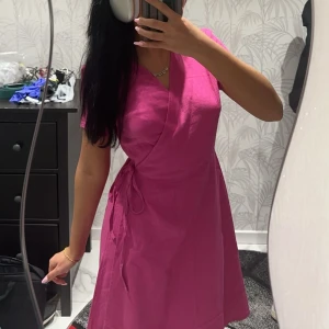 Rosa klänking - Säljer en jättefin sommarklänning från only som går att knyta runt midjan. Aldrig använd och med prislappen kvar, nypris ca 480kr. Storlek M men passar även på xs-s.