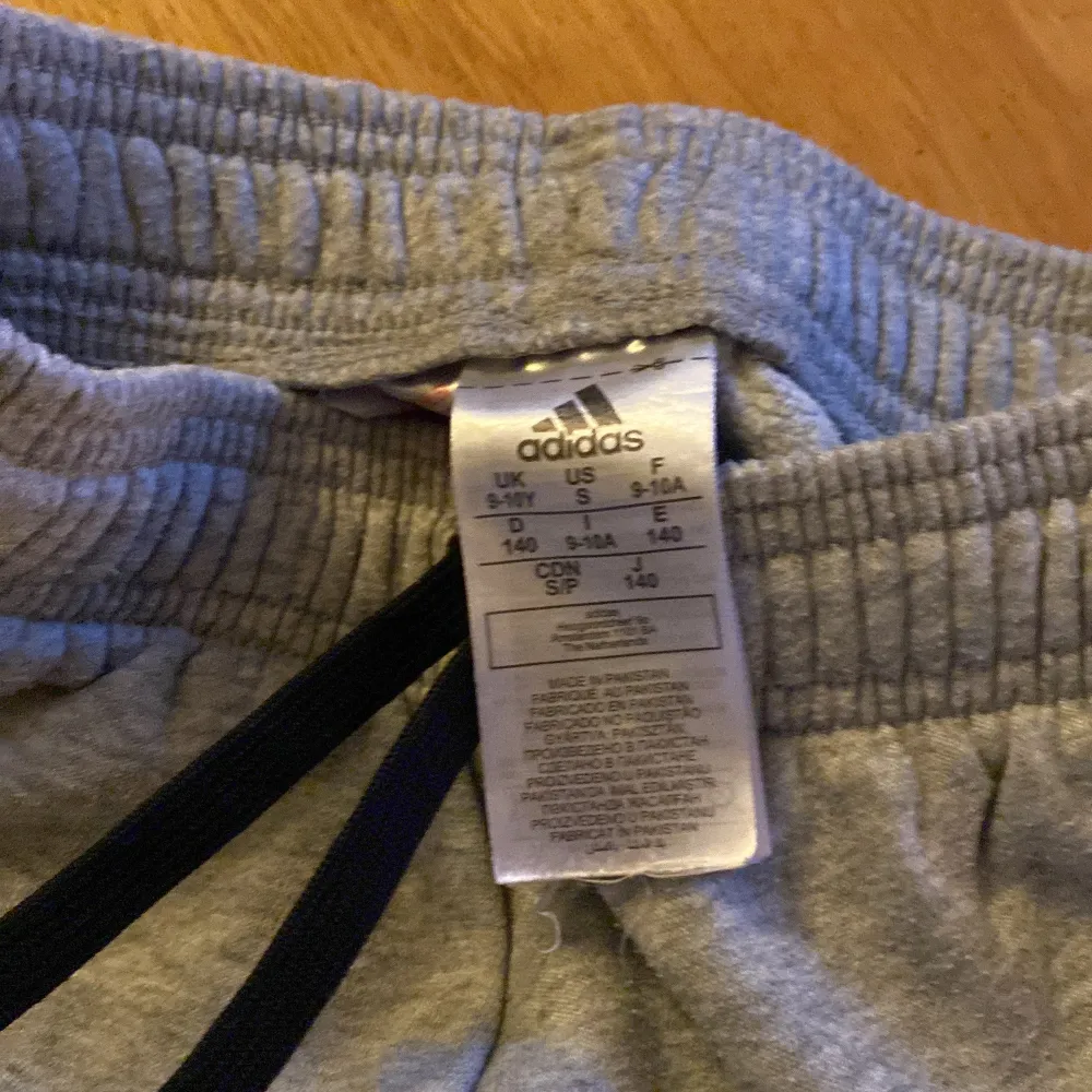 Adidas mjukisbyxor,Stl: 140, bra skick sköna byxor perfekta för lördagsmys.. Jeans & Byxor.