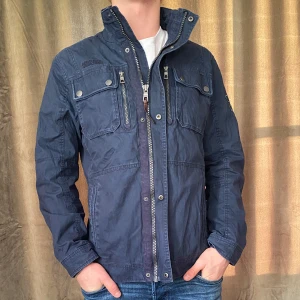 Field Jacka  - Tja! Säljer denna field jacka!  Vid minsta fråga eller fundering hör av er 🤝