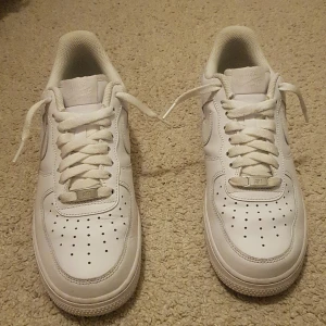 Nike air force 1 - Dom är i väldigt bra skick. jag använde bara dom i ungefär 5 dagar. Nästan dom nya.