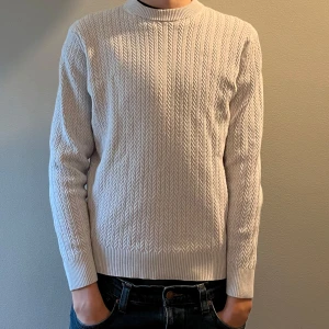 Vit Massimo Dutti tröja - Säljer en snygg Massimo Dutti tröja i bra skick. Storleken skulle jag säga är s/xs. 