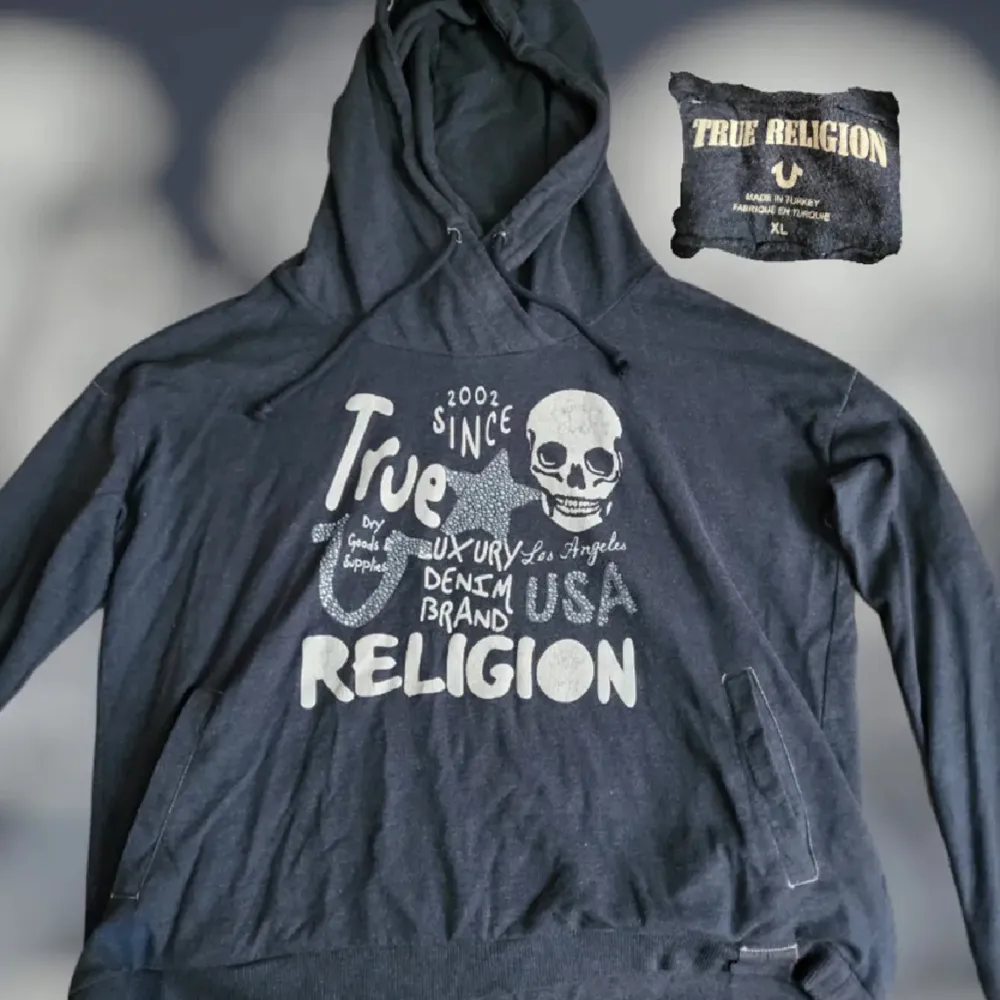 True religion hoodie som säljs pga att den inte används så mycket väldigt smexig dockkk 🧚‍♂️fråga gärna om mer bilder ! SKRIV INNAN DU KÖPER !!!!!!!!!!!!. Hoodies.