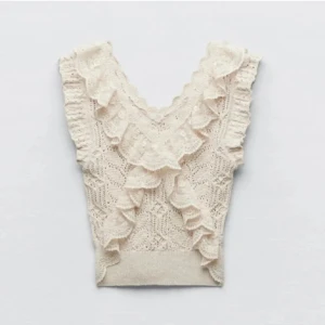 Zara tröja  - Superfin zara topp med j vi volanger! Har nästar aldrig använt, ser som ny ut!