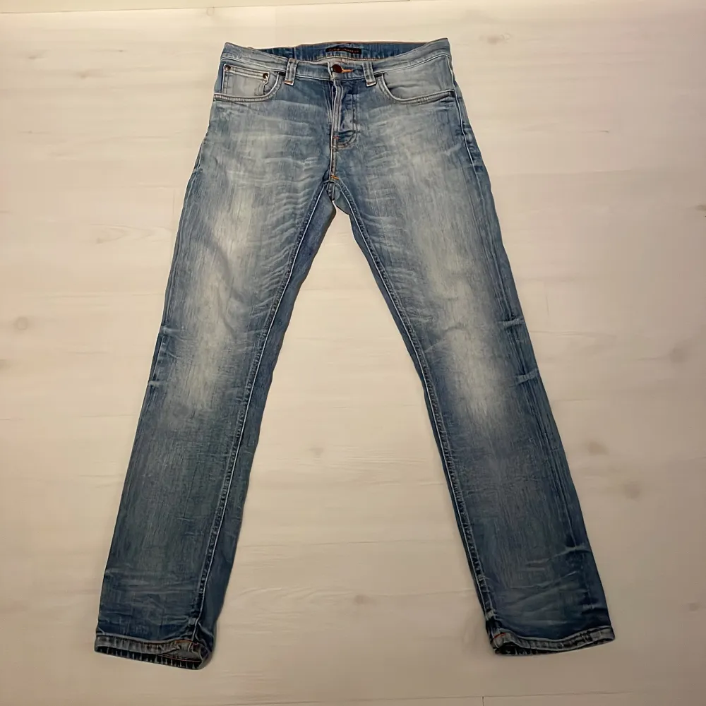 Säljer mina snygga Nudie jeans i storlek 30/30. Kostar som nya runt 1600kr mitt pris 399kr. Skick 7/10 då det är en liten defekt där bak. Har du frågor är det bara att skriva!. Jeans & Byxor.