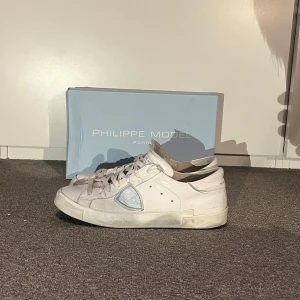 PHILIPPE Model skor - Ett oar riktigt feta Philippe model skor som är i stl 40. skick 4/5 boxen ingår såklart. Tveka inte att dtälla frågor 