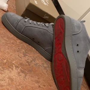 Louboutins - Säljer nu dessa Louboutin skor, det är i ny skick och knappt använda, är i storlek 40 men passar 41 också. Priset kan sänkas vid snabb affär.