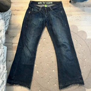 Vintage jeans - Säljer nu mina gamla favorit jeans på dom inte längre används:// Edc by Esprit storlek 40/regular, jättefint skick!! Midjemått: 43 cm rakt över Innerbenslängd: 81 cm