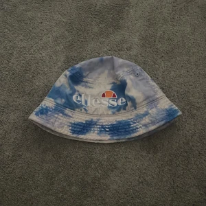 Galen buckethat  - Passar tonåringar. Vid fråga är det bara att fråga mig. Priset går att diskuteras 