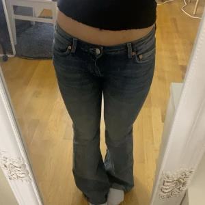 Lågmidjade bootcut jeans  - Väldigt bra skick och knappt använda men lite fransiga längst ner. 