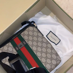 Helt ny Gucci väska säljer den för ba fick den present och vill inte ha den  - S