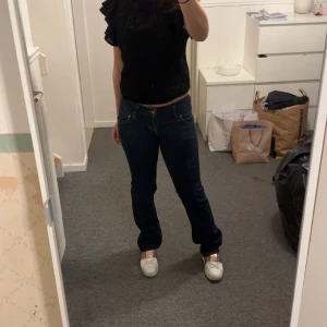 Lee jeans - lågmidjade lee jeans, super snygg tvätt. mått: 36 ( stretchiga ) innerbenslängd: 78-80cm💗