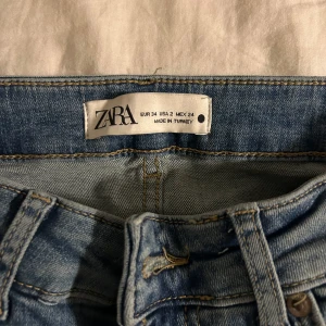 zara jeans low waist - köpte i spanien, de är lågmidjade bootcut i srlk 34 men stretchiga